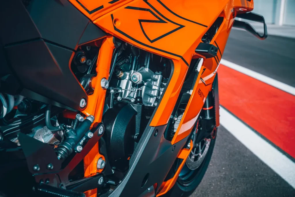 avec la 990 rc r 2026, ktm signe le retour d’une vraie supersportive accessible et inspirée de la compétition 16