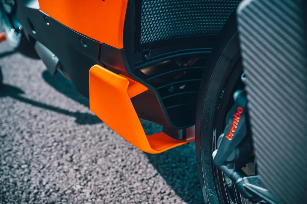 avec la 990 rc r 2026, ktm signe le retour d’une vraie supersportive accessible et inspirée de la compétition 18