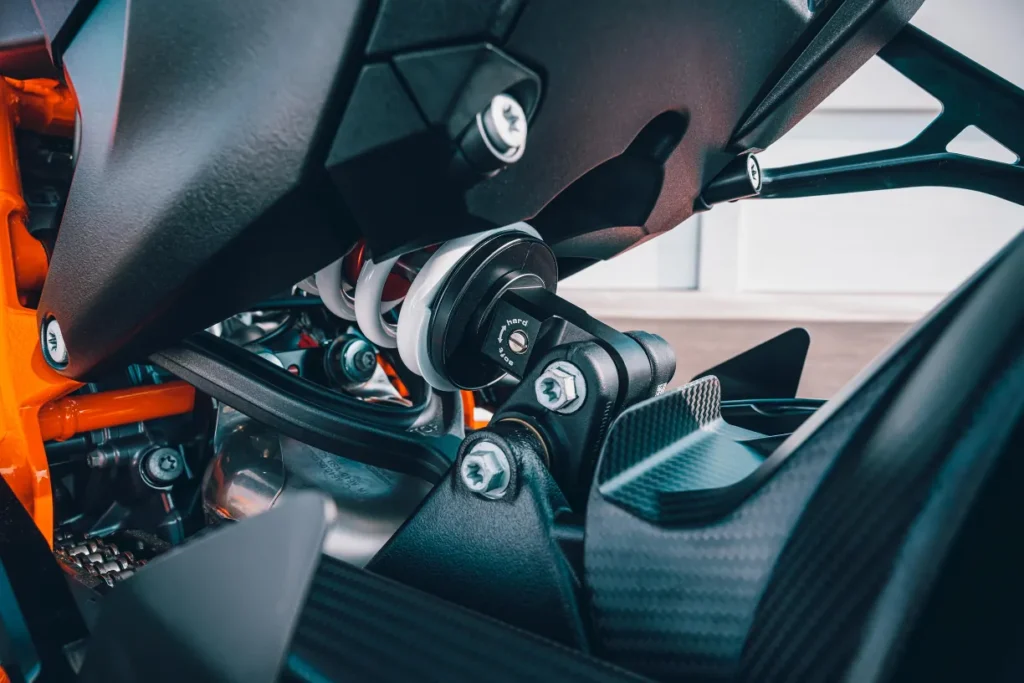avec la 990 rc r 2026, ktm signe le retour d’une vraie supersportive accessible et inspirée de la compétition 19