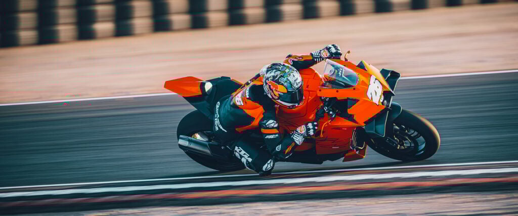 avec la 990 rc r 2026, ktm signe le retour d’une vraie supersportive accessible et inspirée de la compétition 2