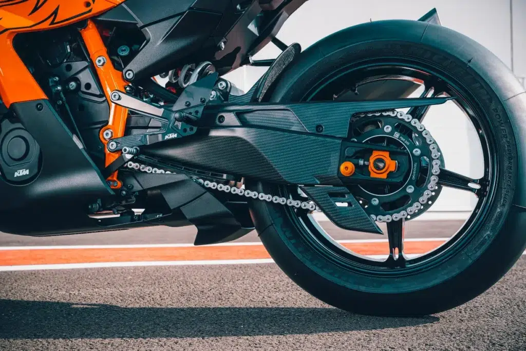 avec la 990 rc r 2026, ktm signe le retour d’une vraie supersportive accessible et inspirée de la compétition 20