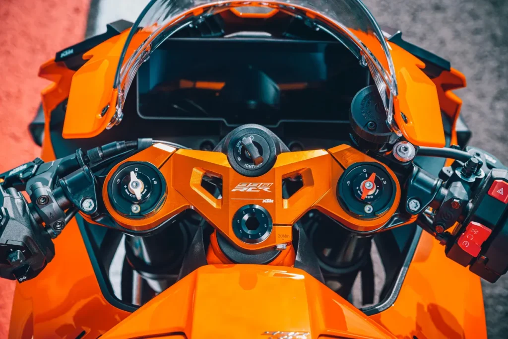 avec la 990 rc r 2026, ktm signe le retour d’une vraie supersportive accessible et inspirée de la compétition 21