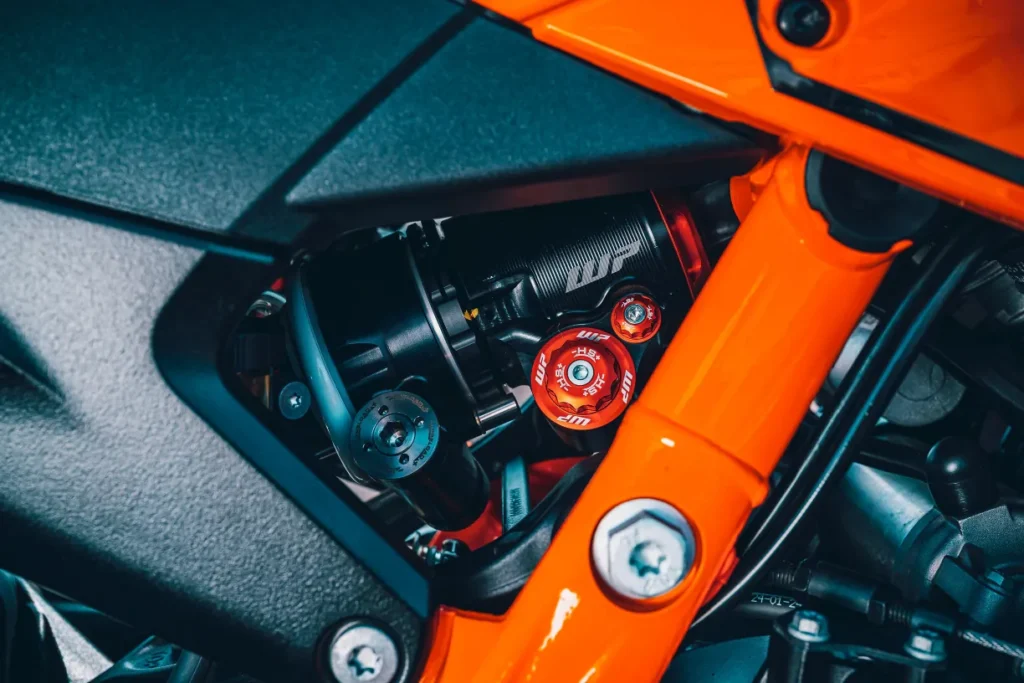 avec la 990 rc r 2026, ktm signe le retour d’une vraie supersportive accessible et inspirée de la compétition 22
