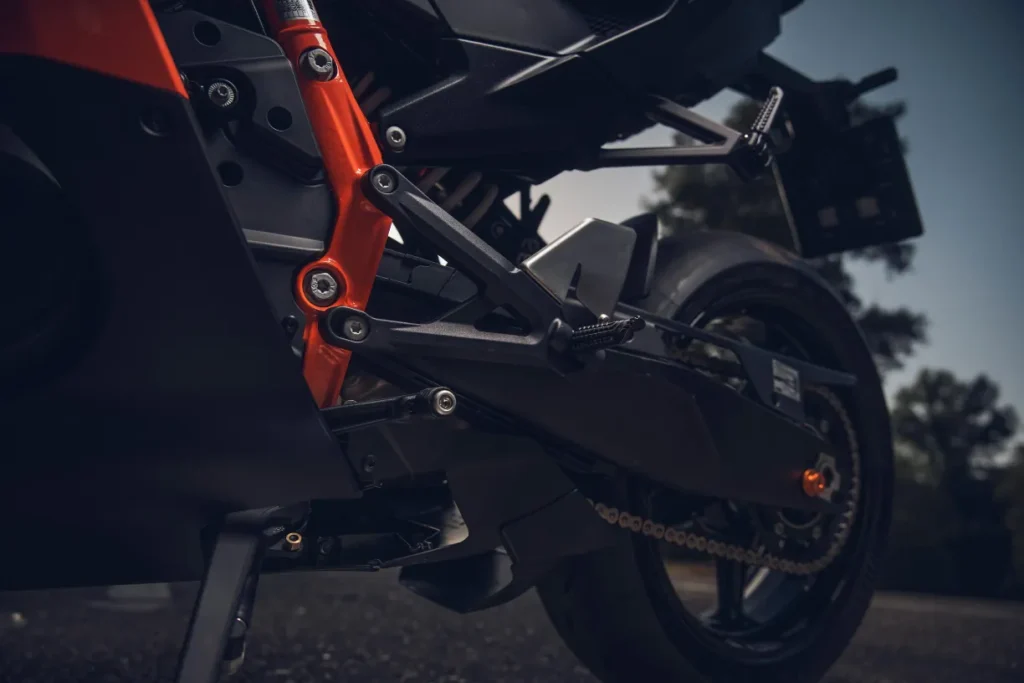 avec la 990 rc r 2026, ktm signe le retour d’une vraie supersportive accessible et inspirée de la compétition 23