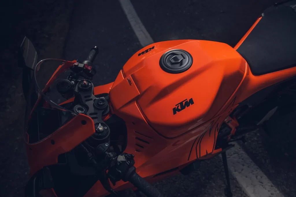 avec la 990 rc r 2026, ktm signe le retour d’une vraie supersportive accessible et inspirée de la compétition 24