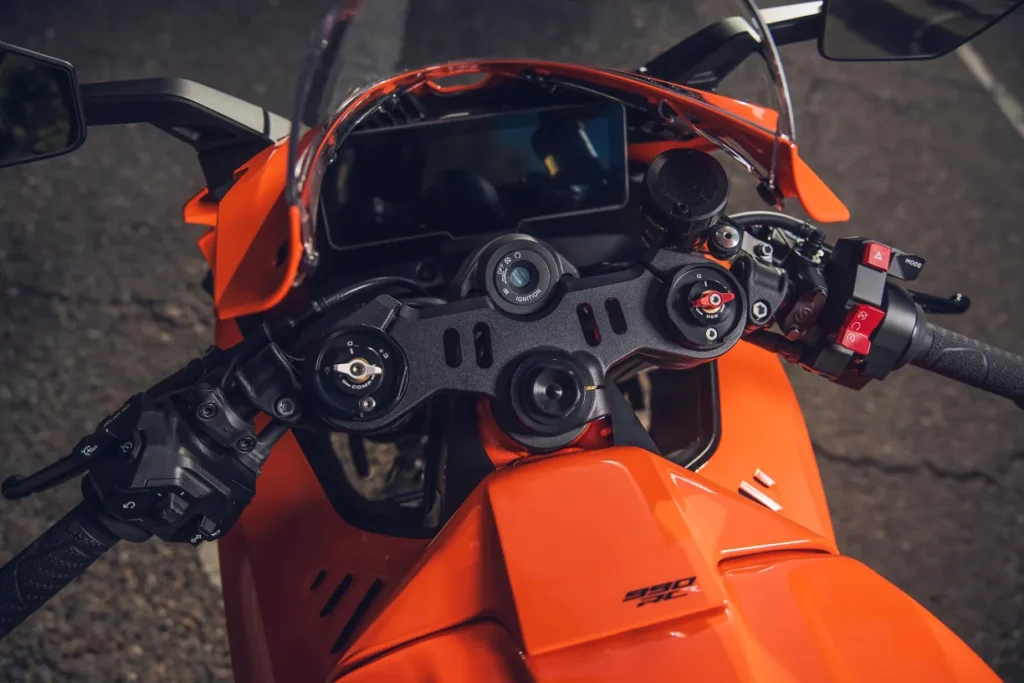 avec la 990 rc r 2026, ktm signe le retour d’une vraie supersportive accessible et inspirée de la compétition 25