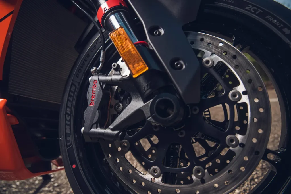 avec la 990 rc r 2026, ktm signe le retour d’une vraie supersportive accessible et inspirée de la compétition 26