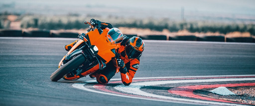 avec la 990 rc r 2026, ktm signe le retour d’une vraie supersportive accessible et inspirée de la compétition 3