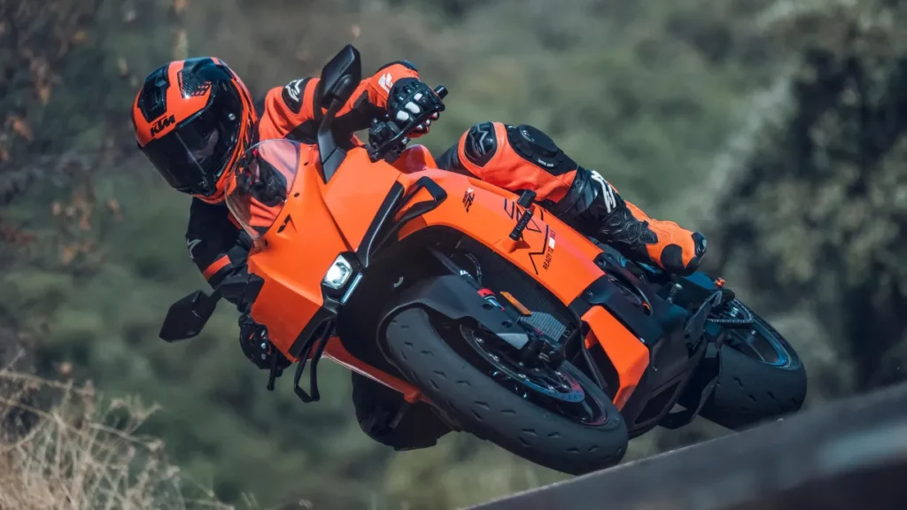 avec la 990 rc r 2026, ktm signe le retour d’une vraie supersportive accessible et inspirée de la compétition 4