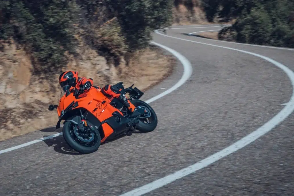 avec la 990 rc r 2026, ktm signe le retour d’une vraie supersportive accessible et inspirée de la compétition 5