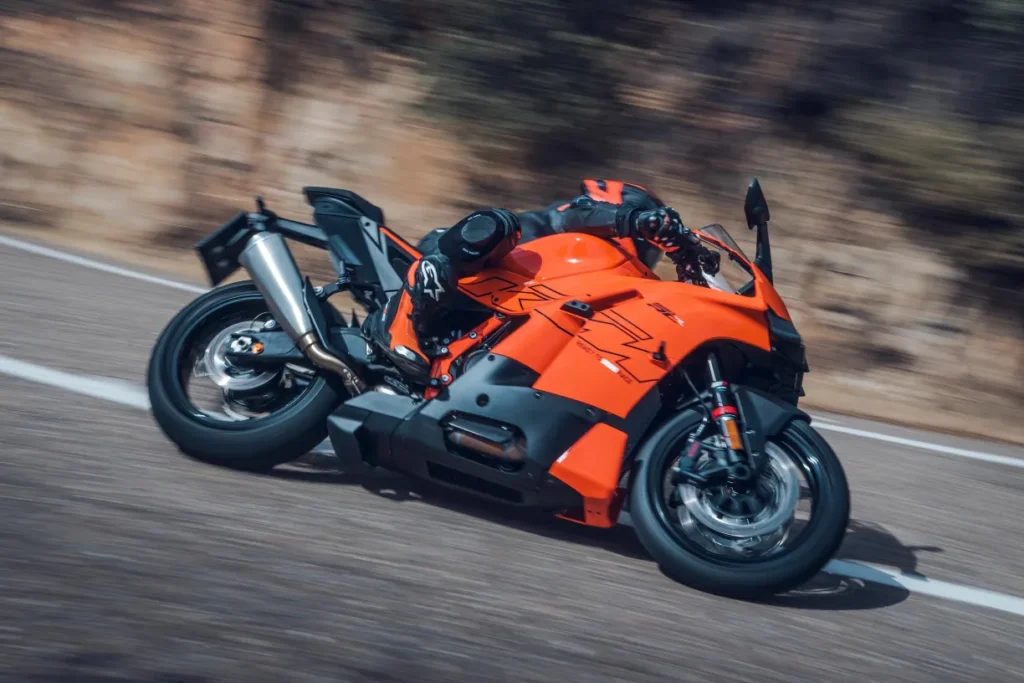 avec la 990 rc r 2026, ktm signe le retour d’une vraie supersportive accessible et inspirée de la compétition 6