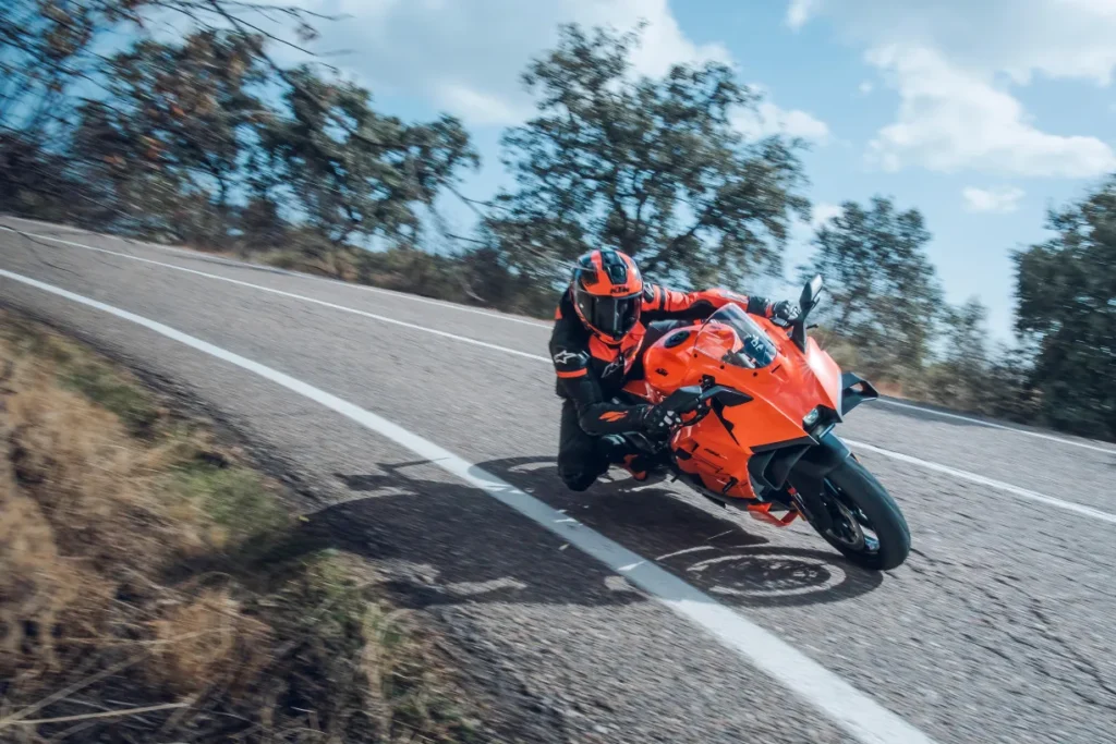 avec la 990 rc r 2026, ktm signe le retour d’une vraie supersportive accessible et inspirée de la compétition 7