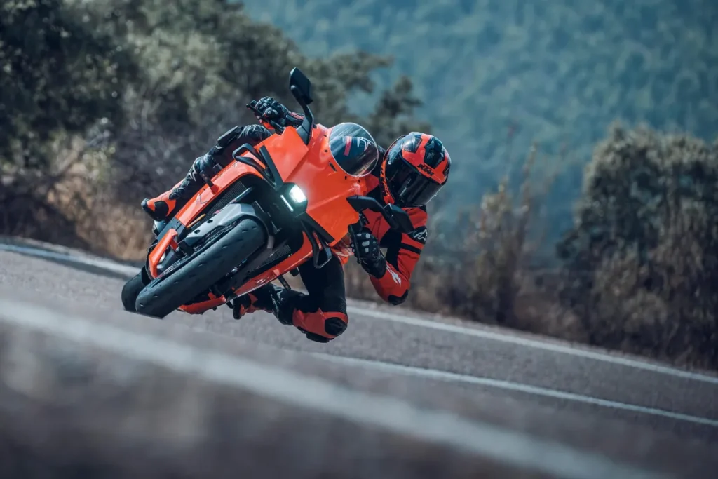 avec la 990 rc r 2026, ktm signe le retour d’une vraie supersportive accessible et inspirée de la compétition 8