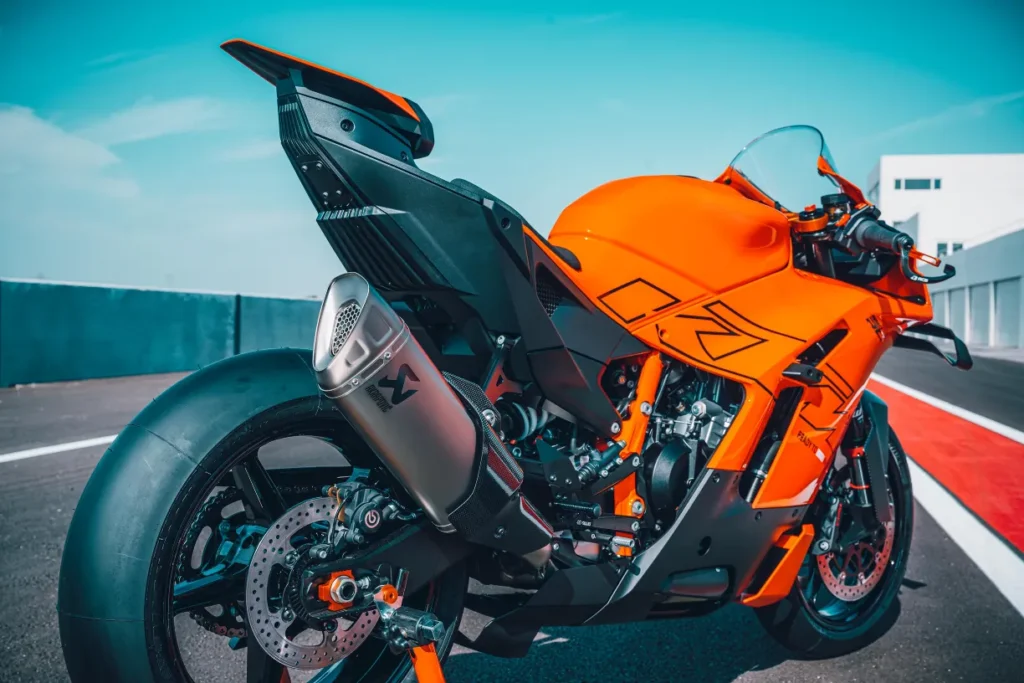 avec la 990 rc r 2026, ktm signe le retour d’une vraie supersportive accessible et inspirée de la compétition 9