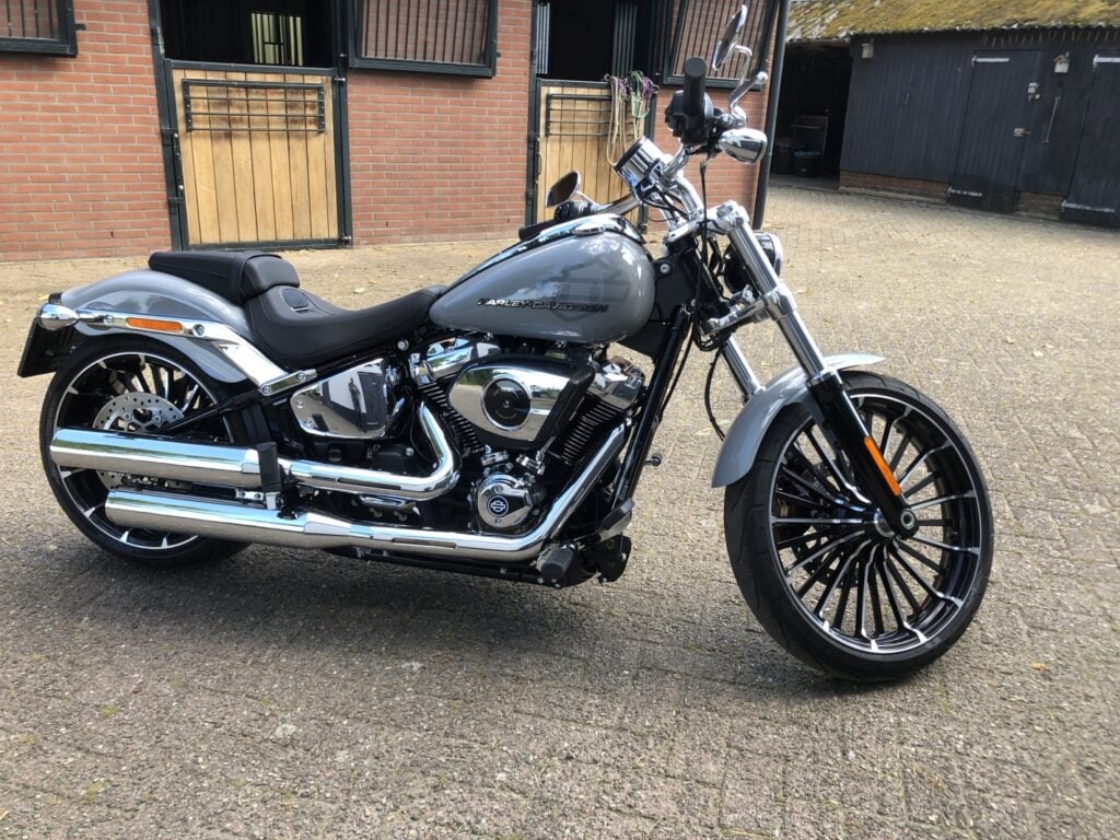 breakout 117 un chopper au style agressif et distinctif 1