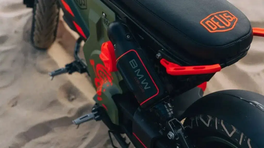 ce deux roues électrique est une claque visuelle deus et bmw inventent la moto de la plage du futur 4