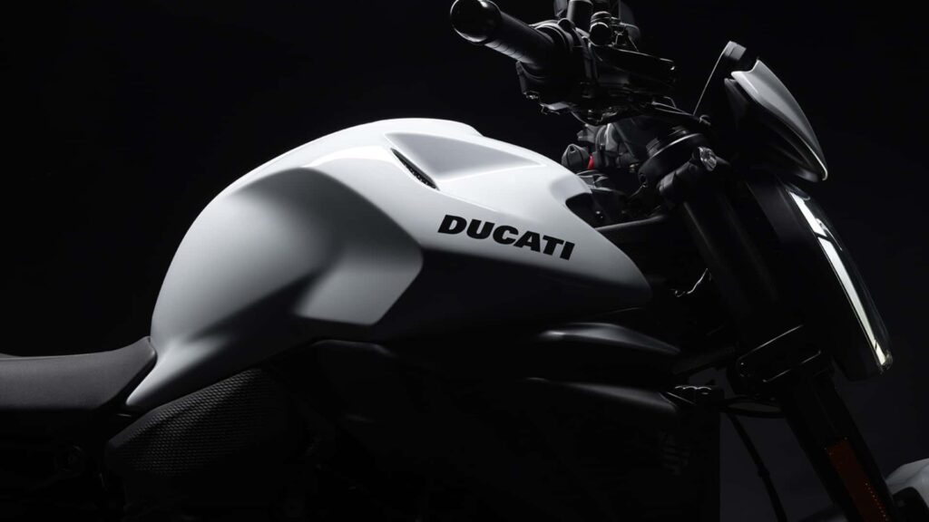 ce grand classique de ducatti va perdre 6 kg et accueillir de nouvelles innovations qui vont ravir les motards 25