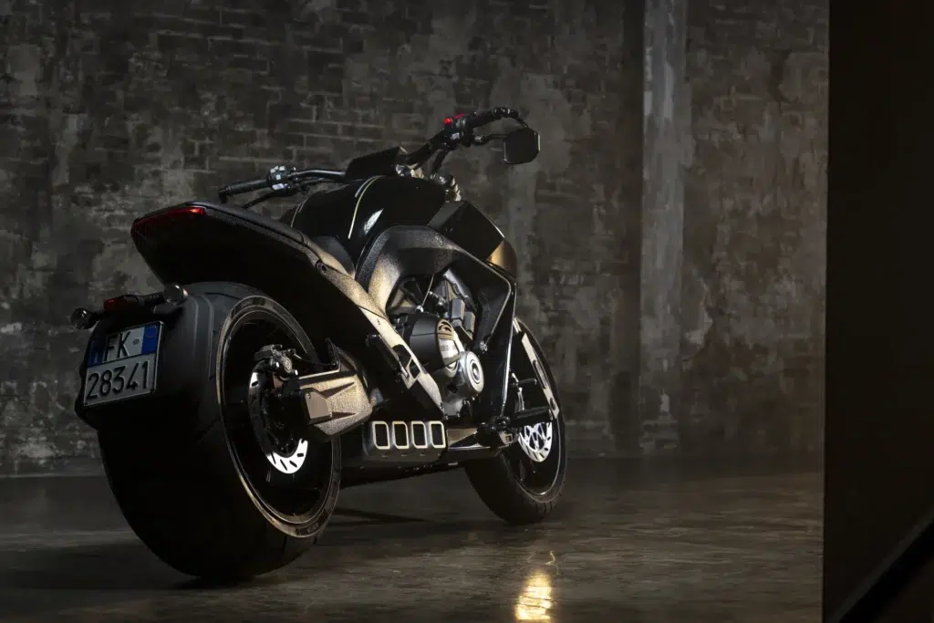 cette moto chinoise à pneu xxl débarque en europe pour défier la ducati diavel à moitié prix 1