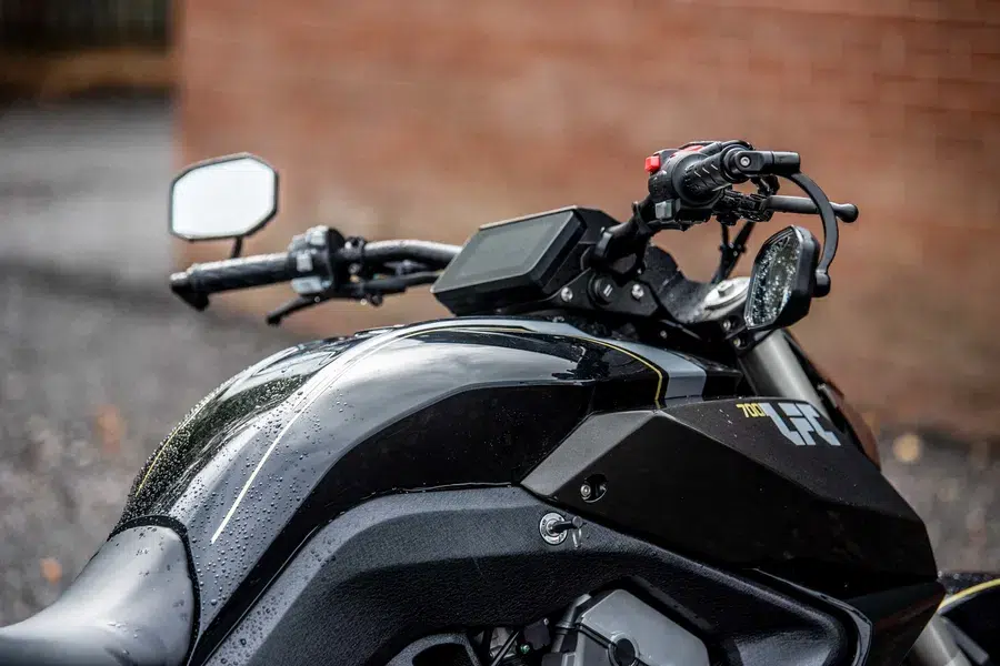 cette moto chinoise à pneu xxl débarque en europe pour défier la ducati diavel à moitié prix 10
