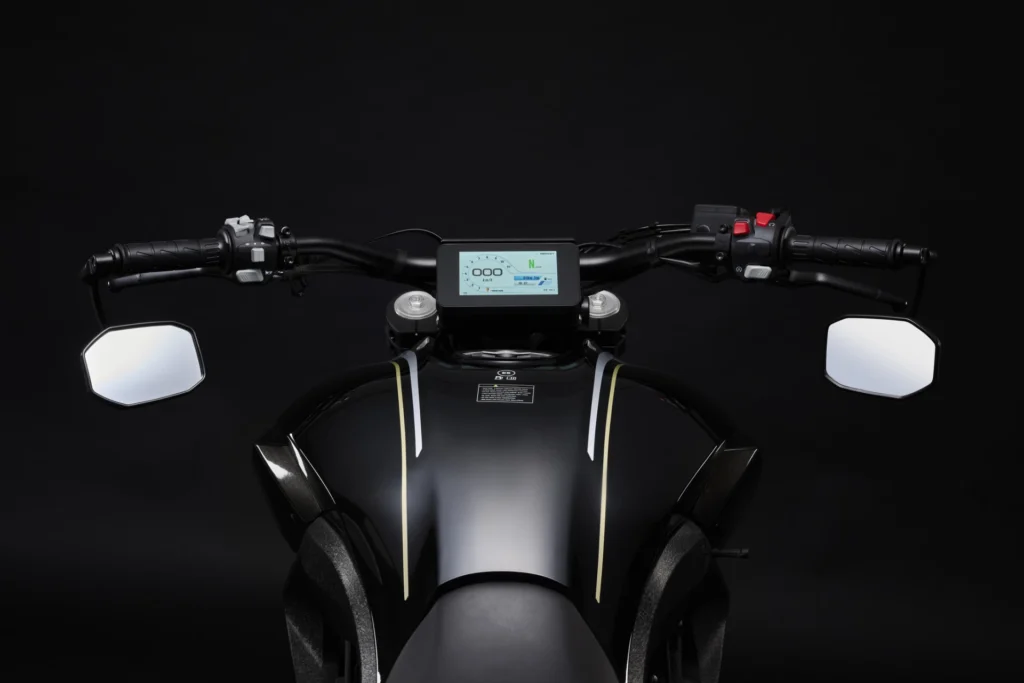 cette moto chinoise à pneu xxl débarque en europe pour défier la ducati diavel à moitié prix 11
