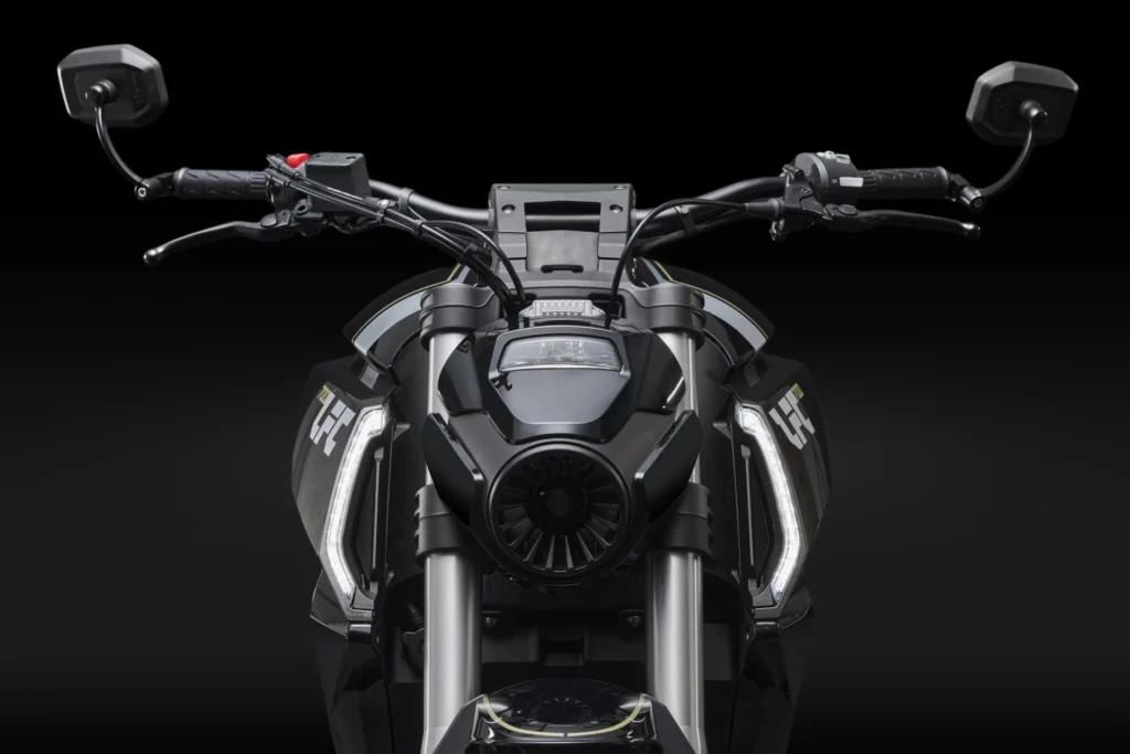 cette moto chinoise à pneu xxl débarque en europe pour défier la ducati diavel à moitié prix 12