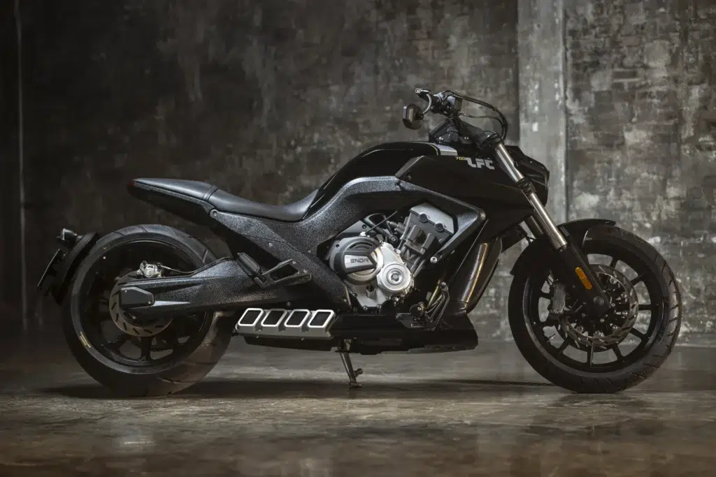 cette moto chinoise à pneu xxl débarque en europe pour défier la ducati diavel à moitié prix 2