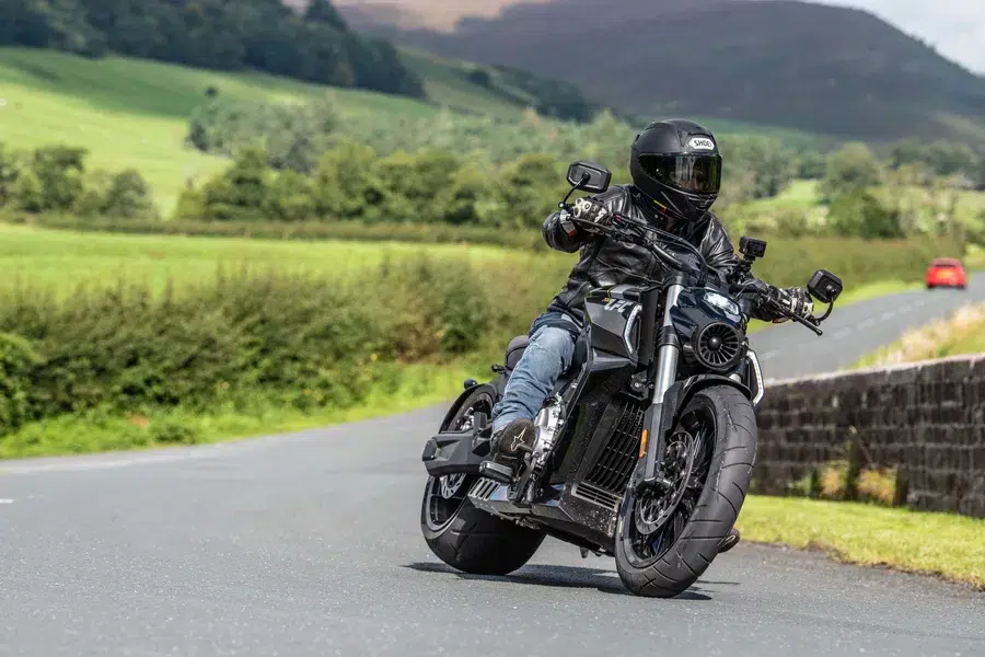 cette moto chinoise à pneu xxl débarque en europe pour défier la ducati diavel à moitié prix 4