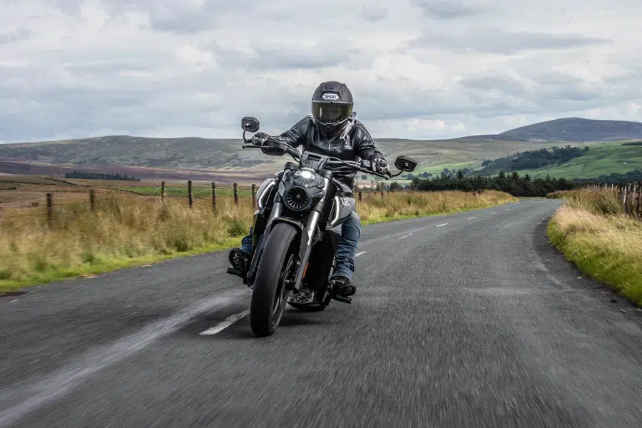 cette moto chinoise à pneu xxl débarque en europe pour défier la ducati diavel à moitié prix 5