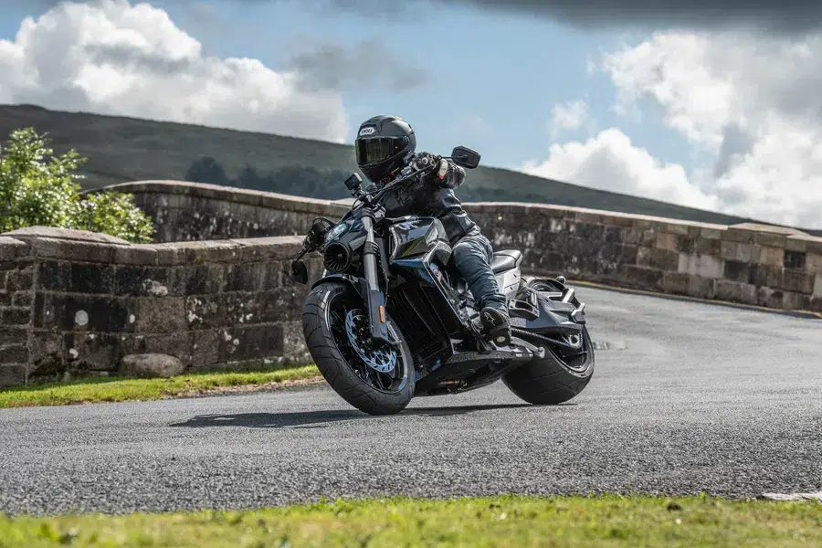 cette moto chinoise à pneu xxl débarque en europe pour défier la ducati diavel à moitié prix 6