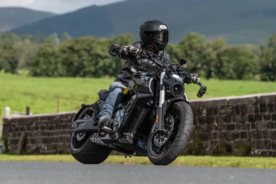 cette moto chinoise à pneu xxl débarque en europe pour défier la ducati diavel à moitié prix 7