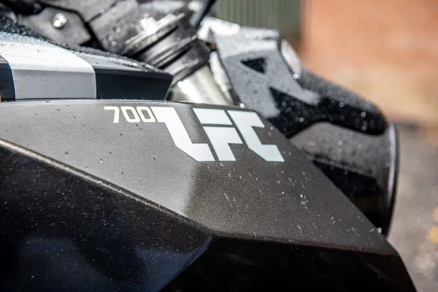 cette moto chinoise à pneu xxl débarque en europe pour défier la ducati diavel à moitié prix 8