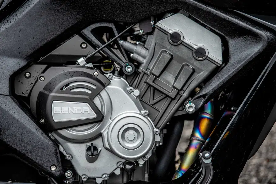 cette moto chinoise à pneu xxl débarque en europe pour défier la ducati diavel à moitié prix 9
