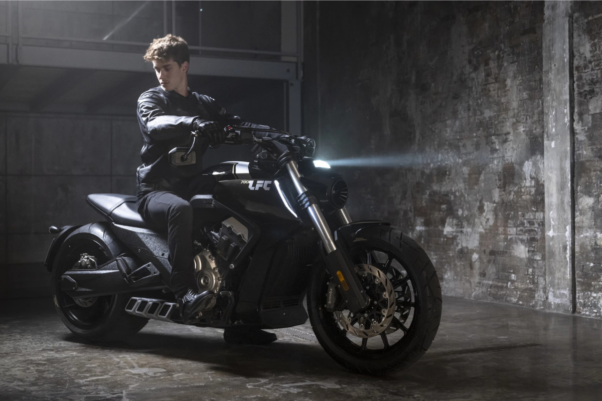 cette moto chinoise à pneu xxl débarque en europe pour défier la ducati diavel à moitié prix