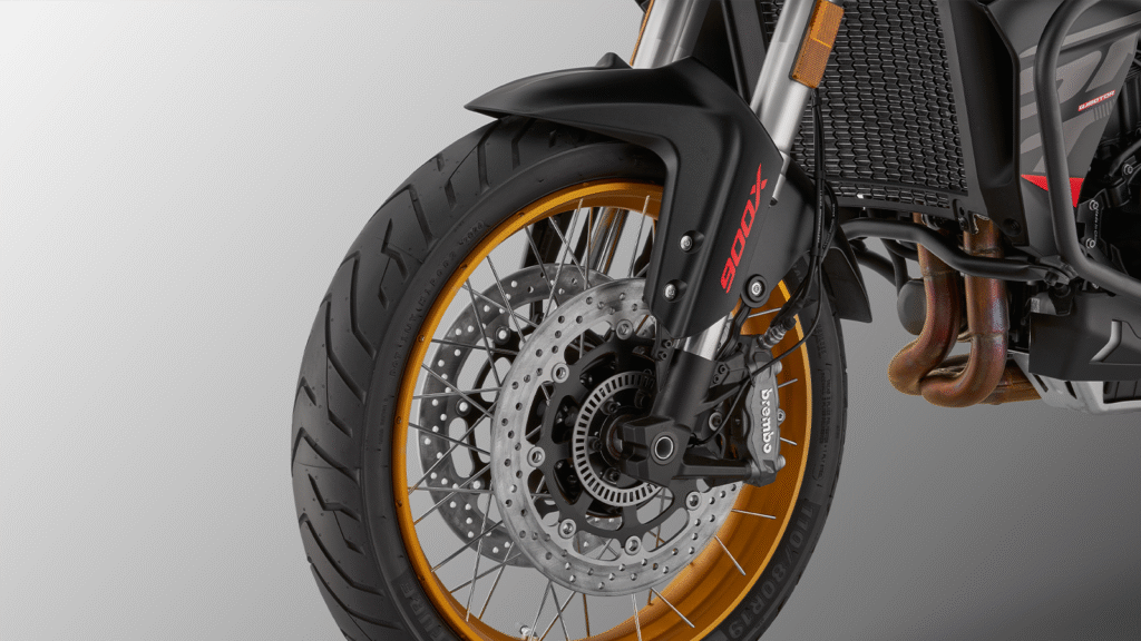 cette moto chinoise ressemble à une bmw gs mais coûte presque deux fois moins cher, un trail de 900 cm³ prêt à bouleverser le marché 15