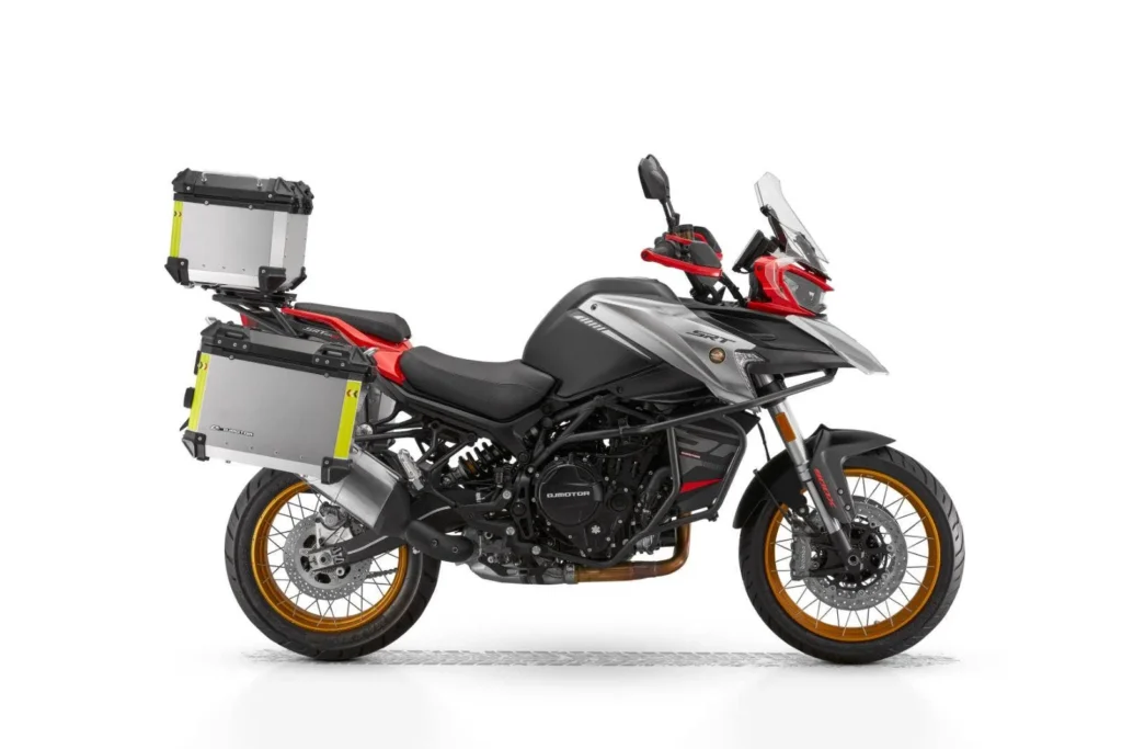 cette moto chinoise ressemble à une bmw gs mais coûte presque deux fois moins cher, un trail de 900 cm³ prêt à bouleverser le marché 2