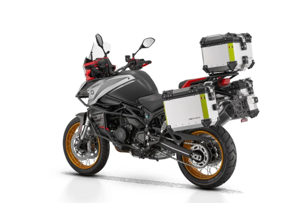 cette moto chinoise ressemble à une bmw gs mais coûte presque deux fois moins cher, un trail de 900 cm³ prêt à bouleverser le marché 3