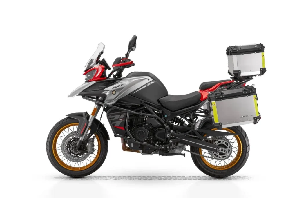 cette moto chinoise ressemble à une bmw gs mais coûte presque deux fois moins cher, un trail de 900 cm³ prêt à bouleverser le marché 7