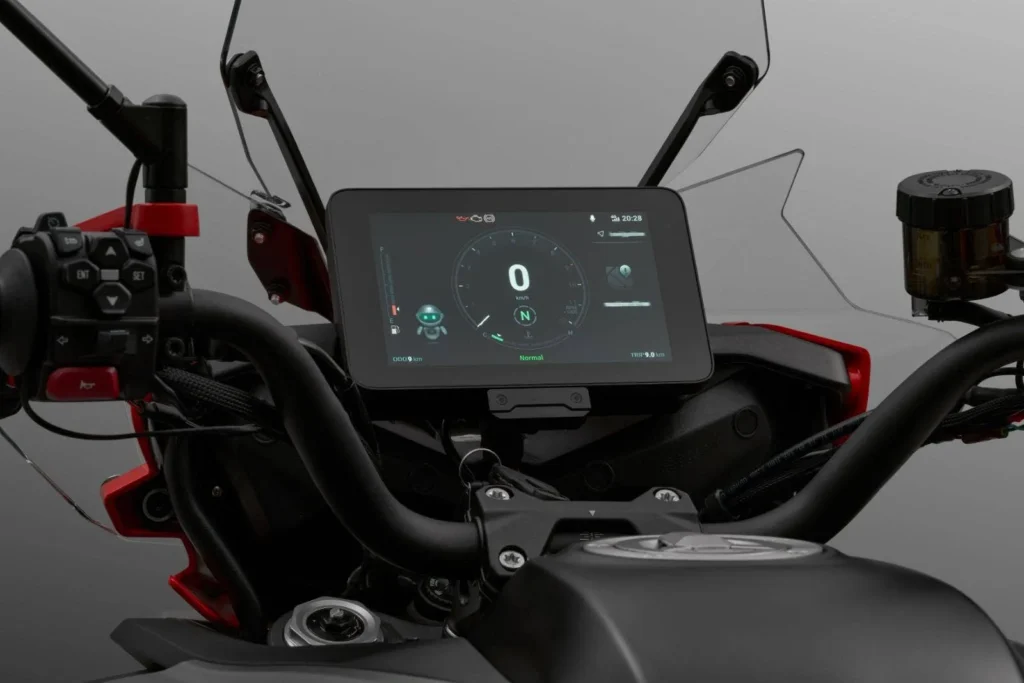 cette moto chinoise ressemble à une bmw gs mais coûte presque deux fois moins cher, un trail de 900 cm³ prêt à bouleverser le marché 9