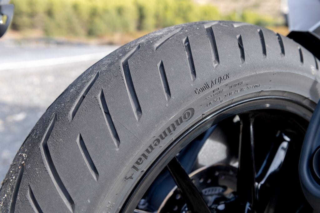 conti pulvérise les règles ce pneu forgé à 400 °c promet une adhérence totale dès la première minute de route 1