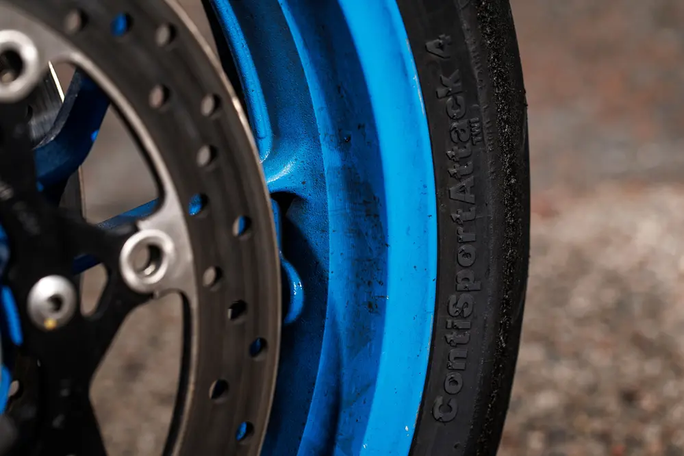 conti pulvérise les règles ce pneu forgé à 400 °c promet une adhérence totale dès la première minute de route 2