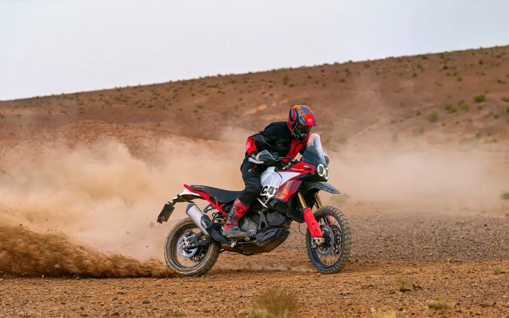 derrière ce camouflage se cache peut être le plus gros tournant technique de ducati depuis des années 1