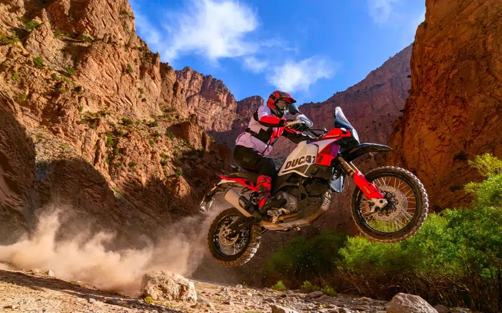 derrière ce camouflage se cache peut être le plus gros tournant technique de ducati depuis des années 2