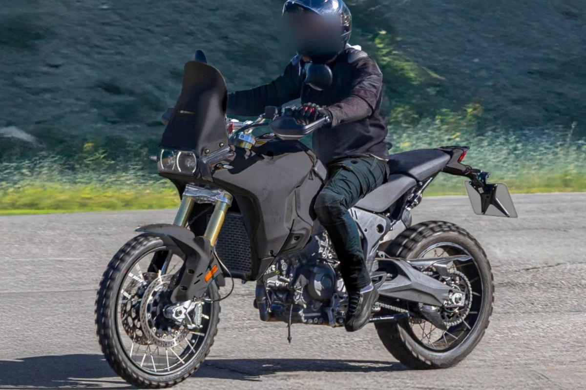 derrière ce camouflage se cache peut être le plus gros tournant technique de ducati depuis des années
