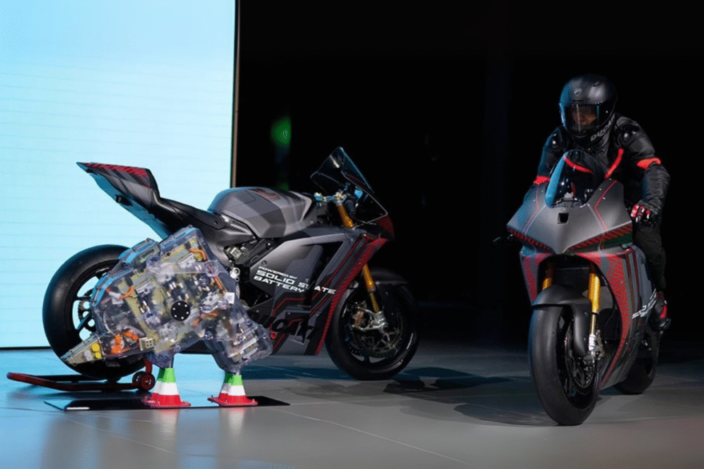 derrière ce carénage, ducati cache peut être l’avenir de la moto électrique sportive hautes performances