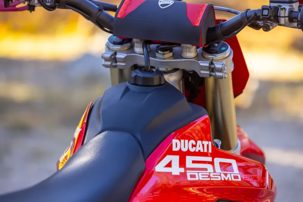 ducati présente la desmo450 edx et complète sa gamme tout terrain avec un modèle enduro cross révolutionnaire 10