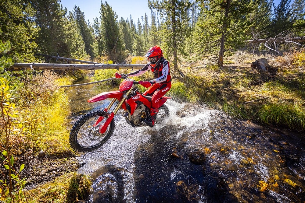 ducati présente la desmo450 edx et complète sa gamme tout terrain avec un modèle enduro cross révolutionnaire 2