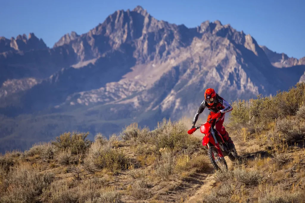 ducati présente la desmo450 edx et complète sa gamme tout terrain avec un modèle enduro cross révolutionnaire 7