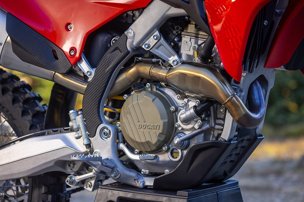 ducati présente la desmo450 edx et complète sa gamme tout terrain avec un modèle enduro cross révolutionnaire 8