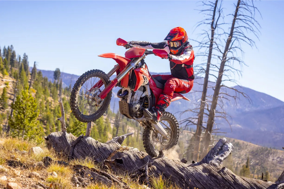 ducati présente la desmo450 edx et complète sa gamme tout terrain avec un modèle enduro cross révolutionnaire
