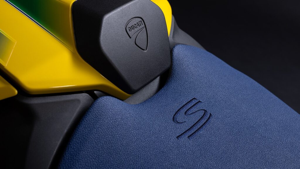 ducati rend hommage à ayrton senna avec une monster d’exception que peu de motards pourront approcher 13